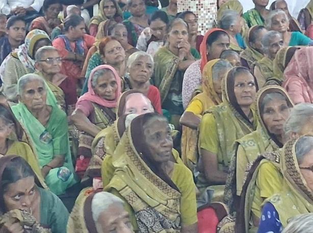 Beneficiary women attending the Sudama ni Jholi distribution event