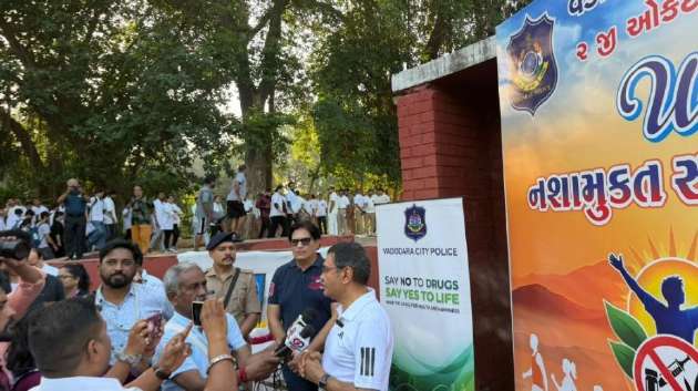 Say No to Drugs rally participants marching to Sayajibaug amphitheatre