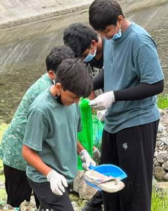 Youth volunteers cleaning surroundings