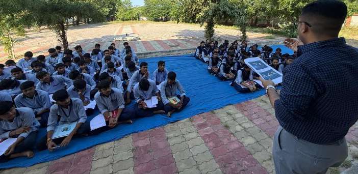 Rtn Deepakbhai Kotak delivering financial literacy presentation to students