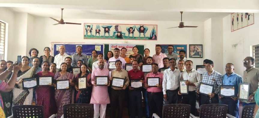 Group photo of 45 government teachers felicitated in Borsad