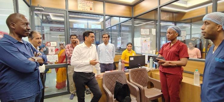 Visiting ophthalmologists, surgeons and medical team at Swami Vivekanand Netra Mandir, Surat