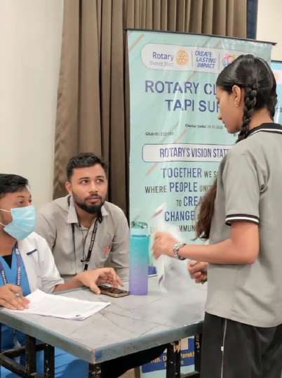 Doctor vaccinating student at Rotary Club of Tapi Surat booth