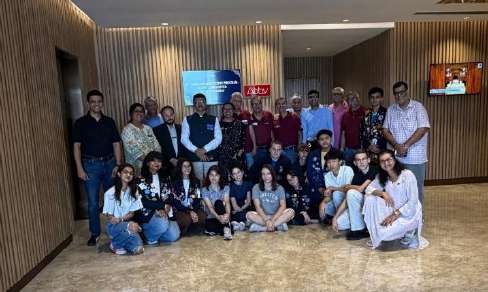 Grand group photo of inbound exchange students with District leadership